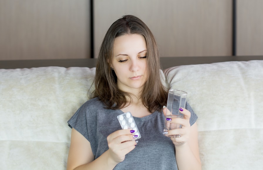 インフルエンザ予防にビタミンDを飲む女性